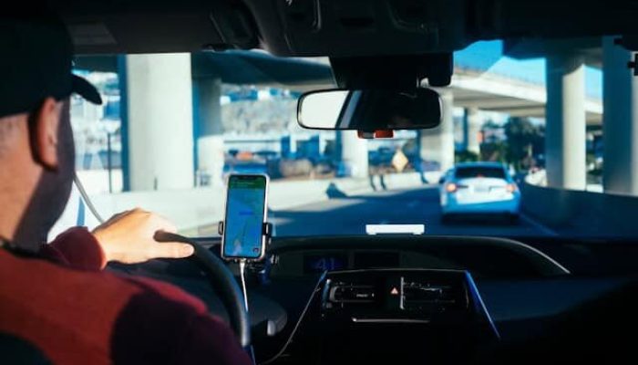 person-holding-iphone-6-inside-car
